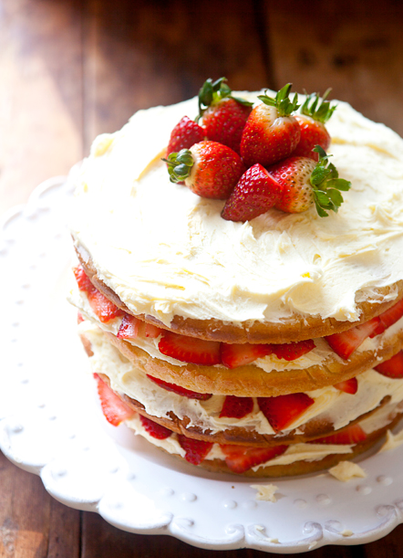 Strawberries-and-Cream-Cake-Easy