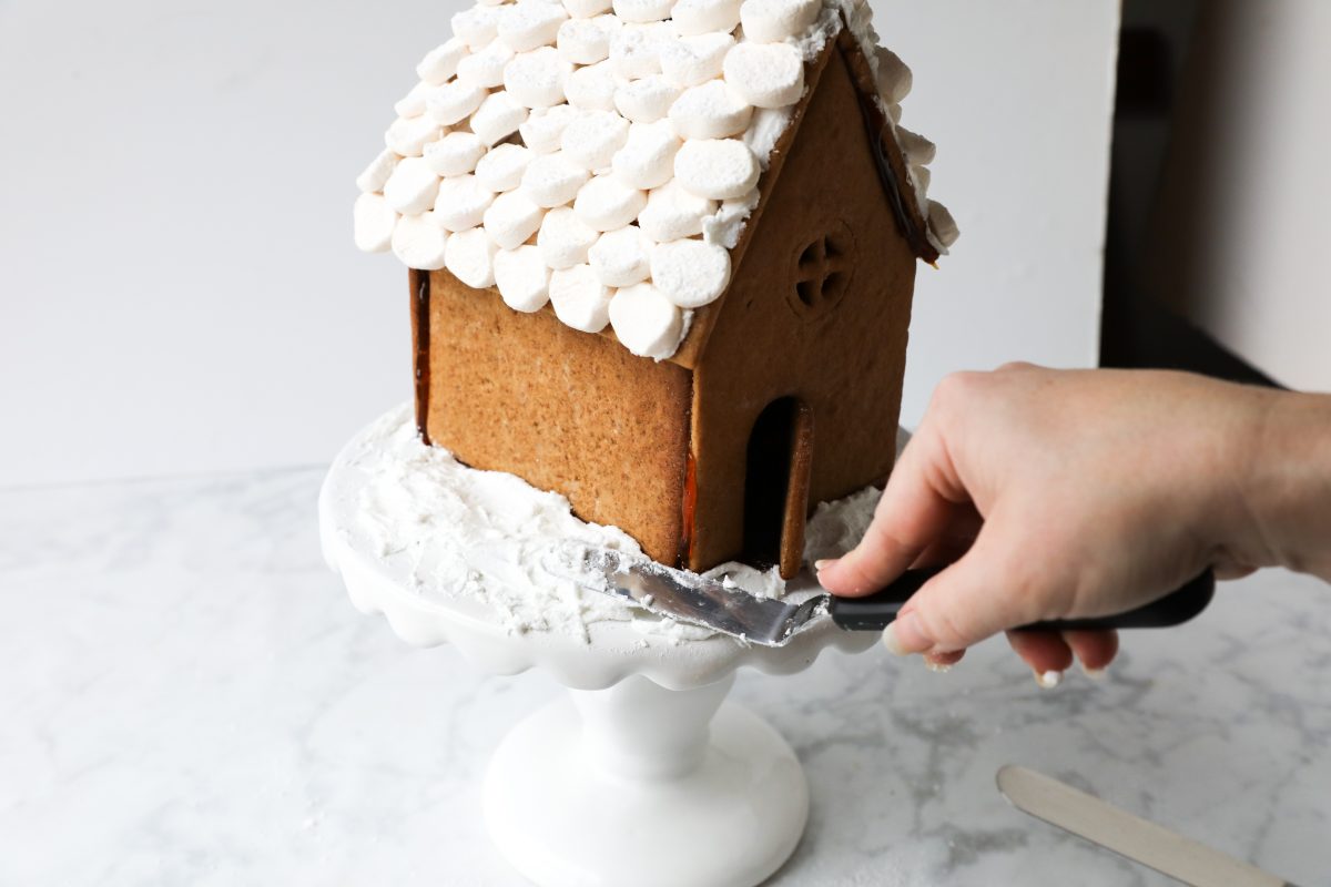 easy step-by step gingerbread house tutorial