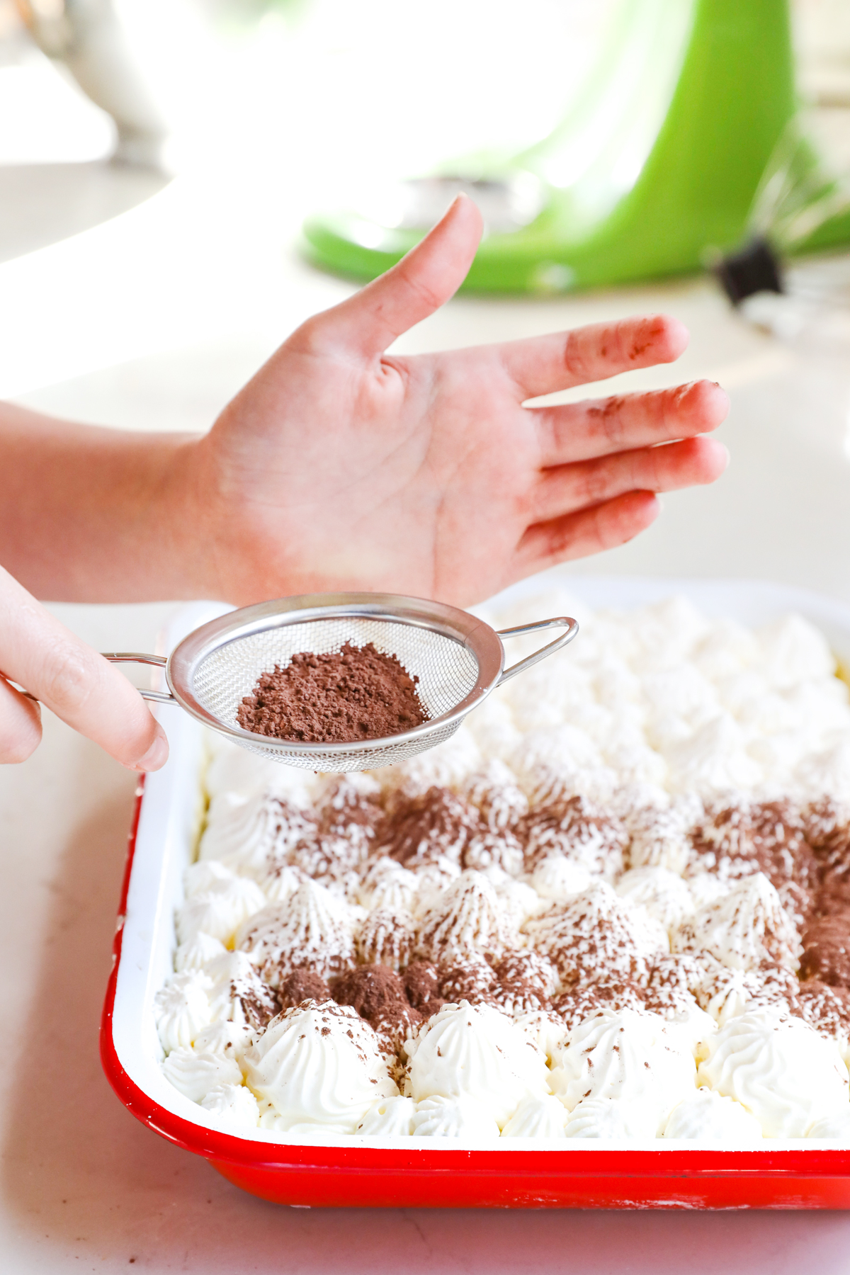 Dusting cream with icing sugar and cocoa powder mix